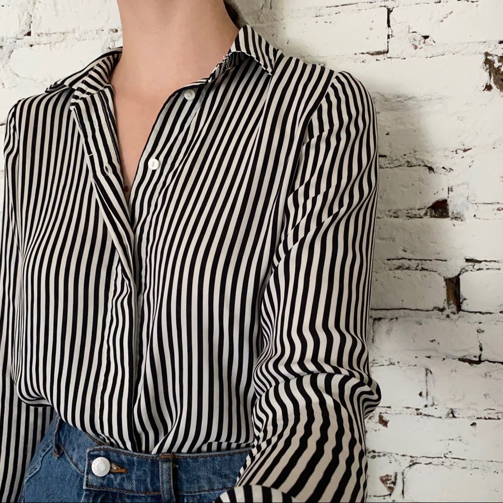 BLACK & WHITE STRIPED BUTTON UP LONG SLEEVE SHIRT